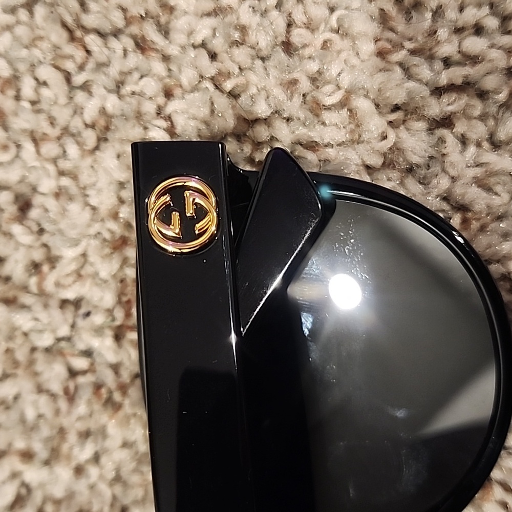Gucci Sunglass with case - Picture 4 of 5
